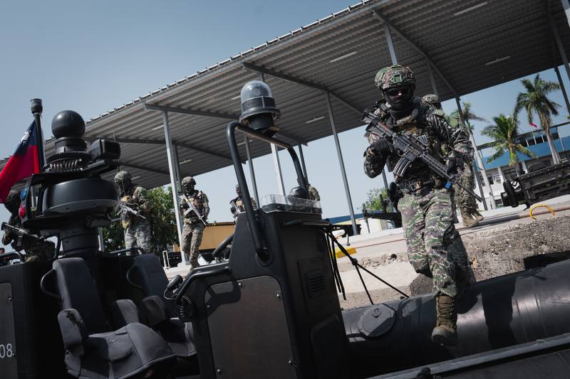 海軍陸戰隊成立由兩棲偵搜大隊組成的海上戒護兵力。圖為官兵登上M109突擊艇，準備前往戰術位置。