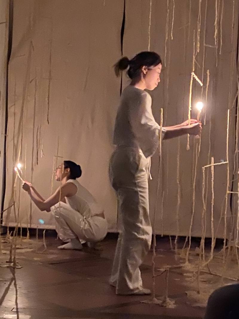 台灣藝術家陳亮融（右）和舞蹈藝術家席琳（左）背對背，點燃爉燭。