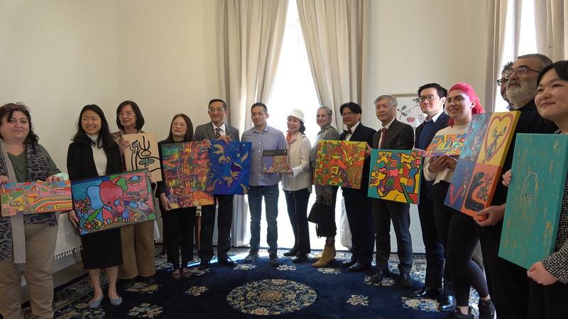 自閉症畫家李柏毅（左6）與教練、母親一同到羅馬，將參加5日舉行的「多元共融雙人水上芭蕾世界盃」比賽，他3日前往駐義大利代表處致贈多幅具有台灣意象的畫作。