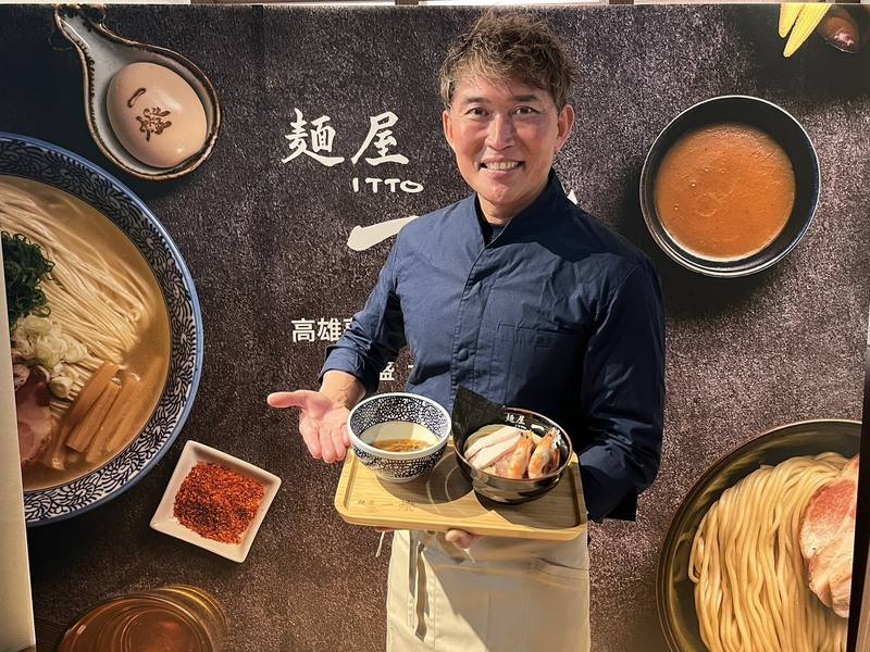 高雄夢時代購物中心獨家引進南部首家「東京拉麵之王」麵屋一燈，一開幕就有大批排隊人潮，麵屋一燈社長坂本幸彥（圖）更親自示範拉麵製程。