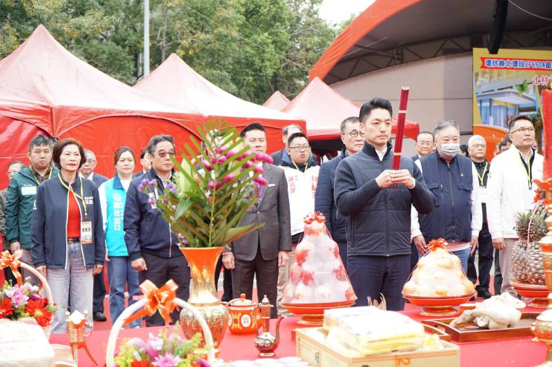 Mayor Chiang Wan-an invited distinguished guests from all walks of life to pray together at the groundbreaking ceremony for section contract CF690A