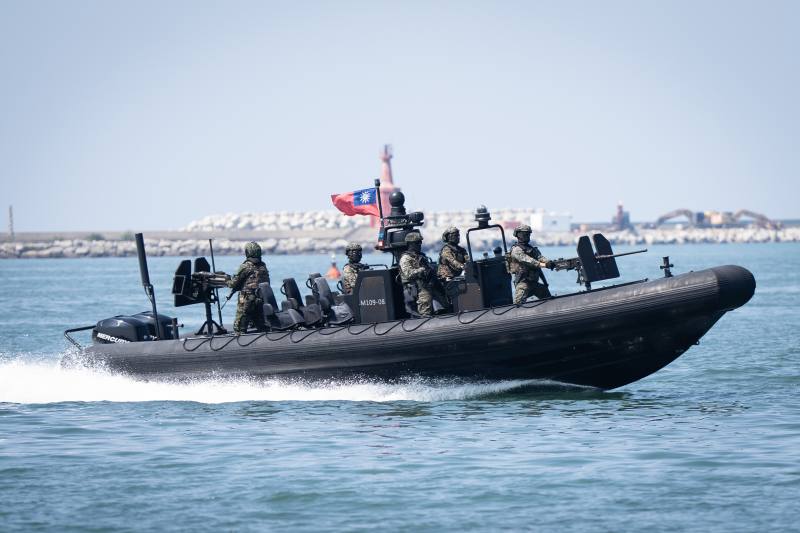 由兩棲偵搜大隊官兵組成的「海上戒護兵力」，搭乘M109突擊艇，並配艇首及艇尾配置50機槍與40榴彈槍，在海上展現高機動、高火力的作戰能力。(記者楊仁翔 攝)