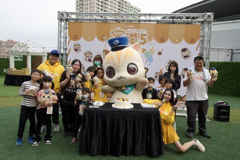 高捷吉祥物「蜜柑站長」首次進駐百貨快閃，相關熱門商品將在漢神巨蛋展售至10日，4日並舉辦蜜柑站長5歲慶生會，邀請粉絲同樂。（高雄捷運公司提供）