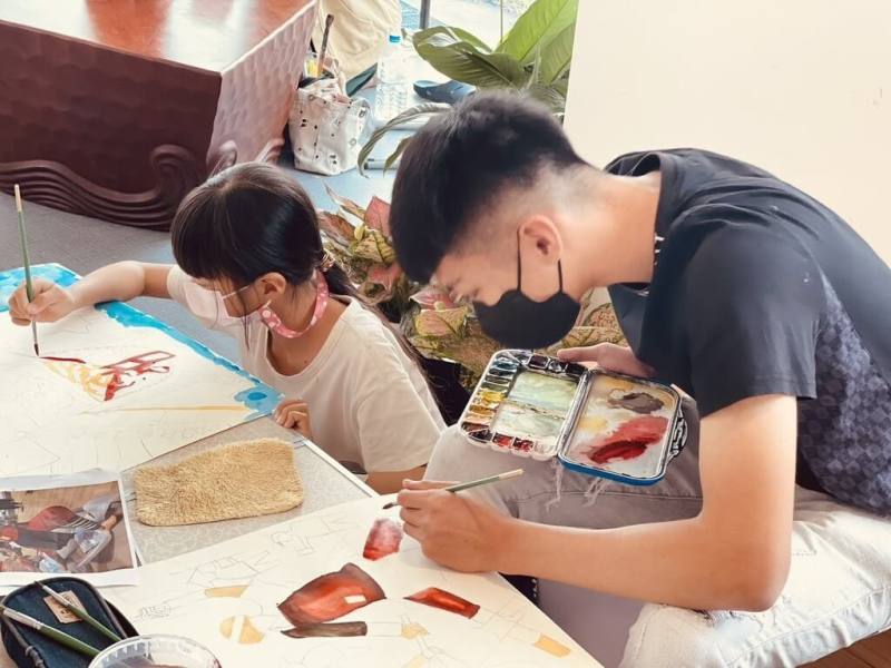 屏東縣政府舉辦「2025藝起派對-屏東縣寫生嘉年華」4日登場，大小畫友一起參加，共度藝術假期。（屏東縣政府提供）