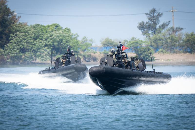 海軍陸戰隊編組岸上、水上戒護兵力，學者認為應強化立體戒護，備配無人機、刺針飛彈等武器。圖為海軍陸戰隊執行水上戒護任務。(記者楊仁翔 攝)