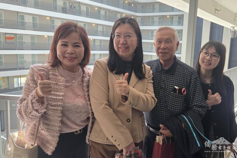 洛杉磯臺美商會會長陳玲華（左1）與洛杉磯文教中心主任鍾佩珍（左2）、副主任方瓊逸（右1）及僑務委員林國彥（右2）一同參與企業參訪