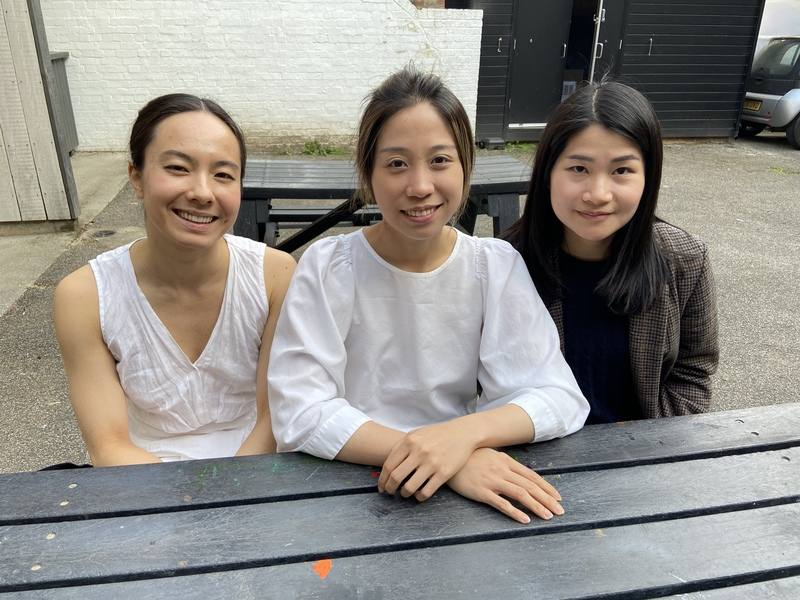 台灣藝術家陳亮融（中）、舞蹈藝術家席琳（左） 和策展人林韻兒（右）邀請藝術愛好者前來欣賞東倫敦藝術展。