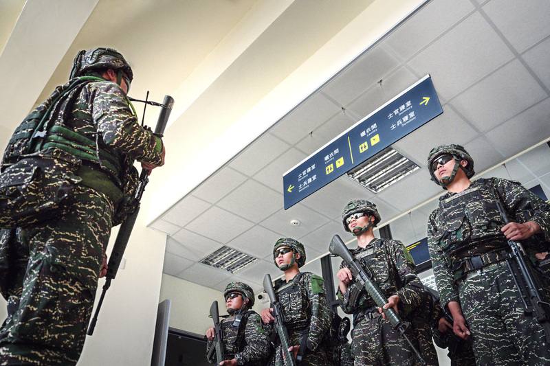 防空群戒護營的一年期義務役官兵，在接獲任務指令後完成裝備領取，並於大廳集合接受任務提示。