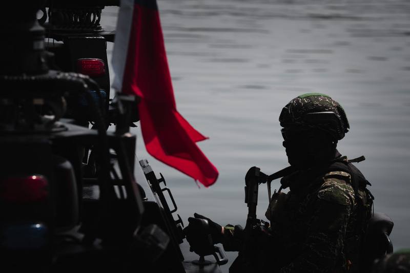 海軍陸戰隊成立由兩棲偵搜大隊組成的海上戒護兵力，圖為官兵操駕M109突擊艇。