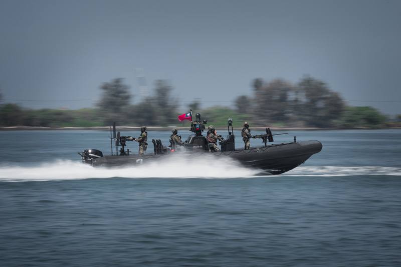 海軍陸戰隊成立由兩棲偵搜大隊組成的海上戒護兵力，圖為官兵操駕M109突擊艇前往戰術位置。