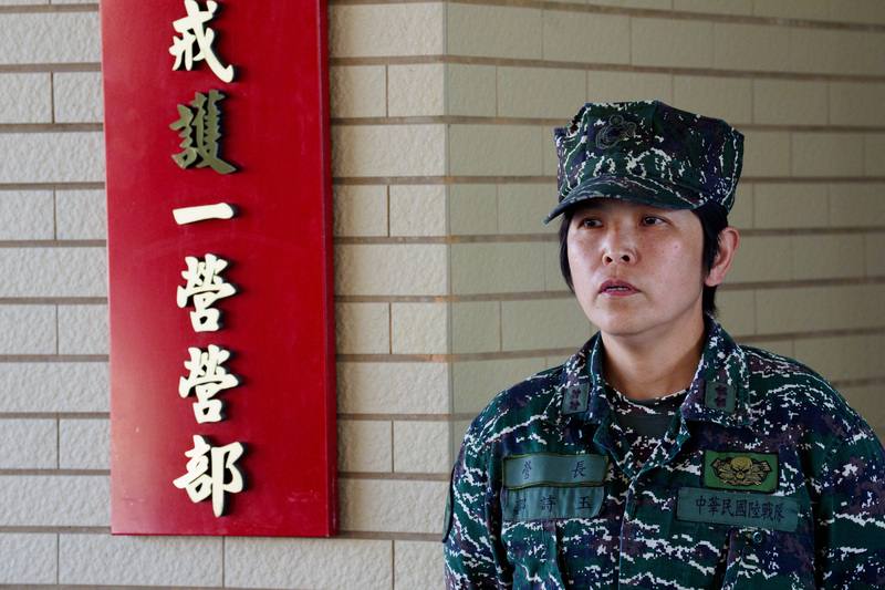 兩棲偵搜大隊首名女性官兵、戒護一營中校營長郭詩玉（圖）受訪表示，戒護營9成官兵均由一年期義務役組成，但在體能及戰技要求上，均與志願役一視同仁。
