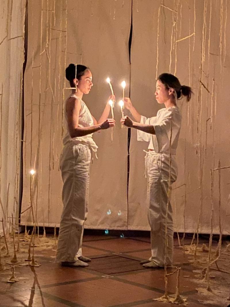 台灣藝術家陳亮融（右）和舞蹈藝術家席琳（左）面對面，以燭光對話。