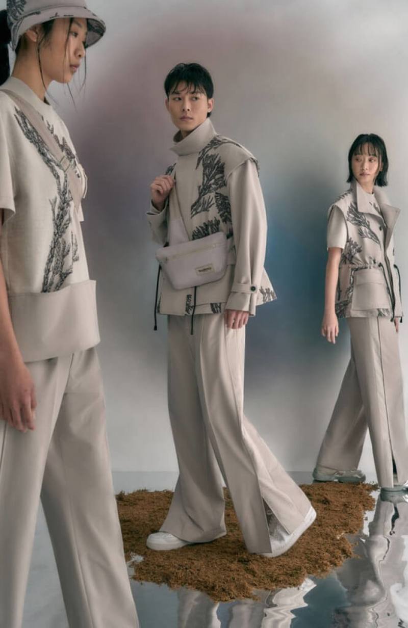 大阪世界博覽會將登場，由設計師廖佳琳設計的TECH WORLD館導覽制服，以大地色科技環保布料、數位印花素描風格插畫打造探險造型，圖案為台灣杉，她指出，因台灣杉是目前唯一以「台灣」為名的樹種，盼透過台灣杉響亮學名，串起台灣與世界的連結。（廖佳琳提供）