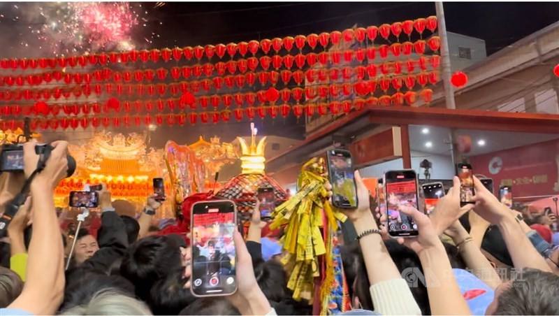 Mazu followers hold up their phones at Taichung's Dajia Jenn Lann Temple to record its annual pilgrimage setting off Friday. CNA photo April 4, 2025