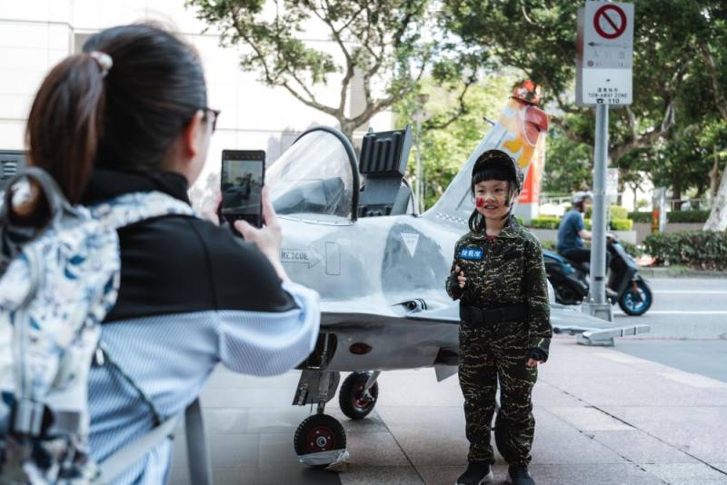小朋友穿上軍服與各式軍武模型拍照留念