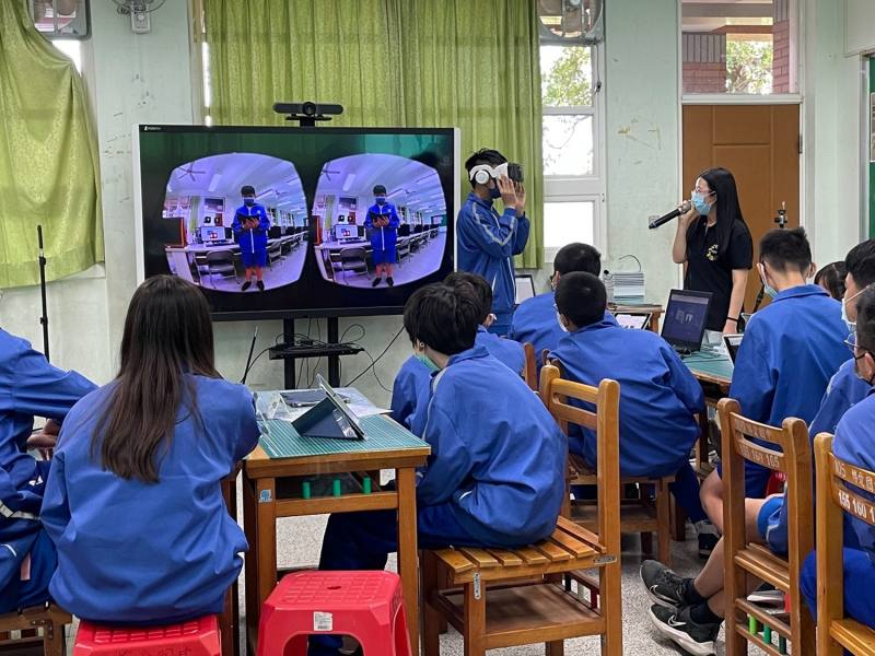 劉文育老師（右一）進行數位學習國際公開授課，帶領學生共做VR