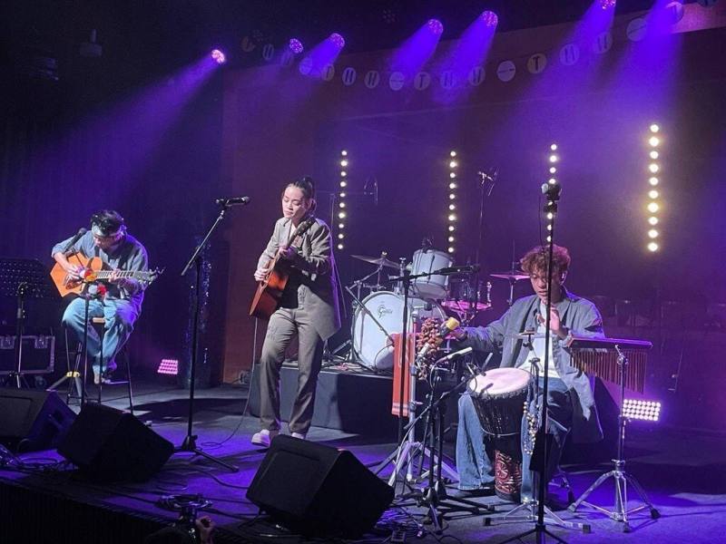 為響應外交部及文化部聯手打造的「歐洲台灣文化年」系列活動，駐拉脫維亞代表處與台灣風潮音樂合作，在東北歐年度藝文活動「塔林音樂週」推出「台灣舞台」表演，將台灣好聲音分享給歐洲的聽眾。圖為阿美族新生代創作者「吱吱郭芝吟」（中）。（駐拉脫維亞代表處提供）