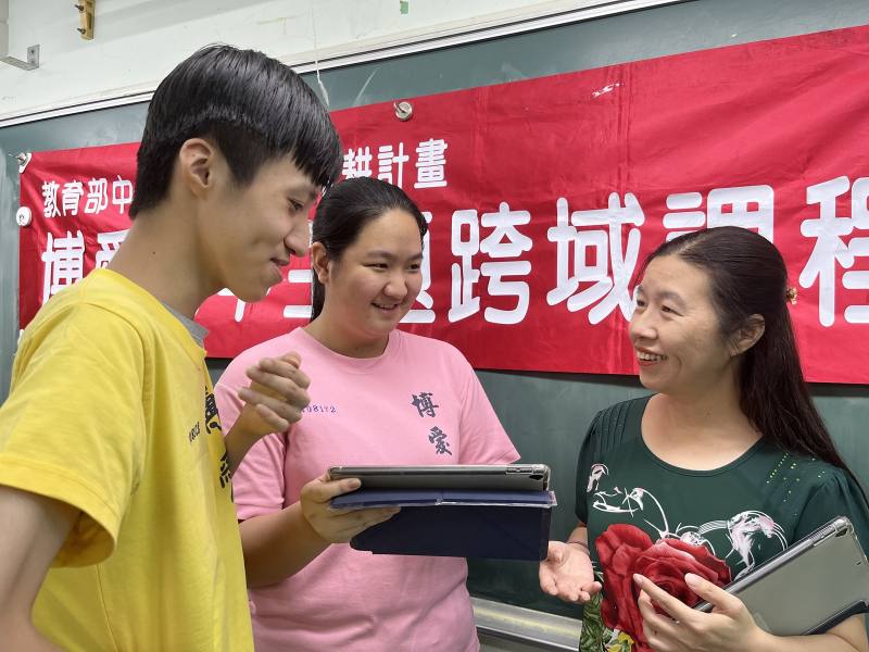 劉文育老師（右一）與學生互動討論