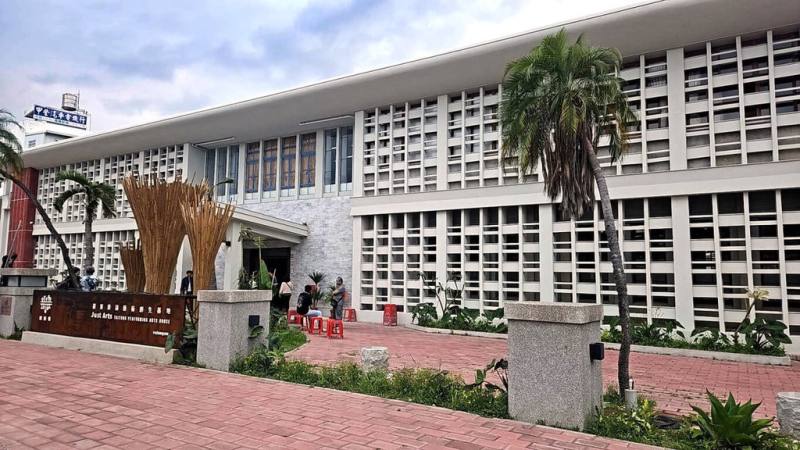 台東舊議會改造重新整建完成，台東縣府5日正式辦理換名儀式，給予新名稱「就藝會」，成為創生和藝文基地，賦予歷史建築新生命與意義。（台東縣政府提供）