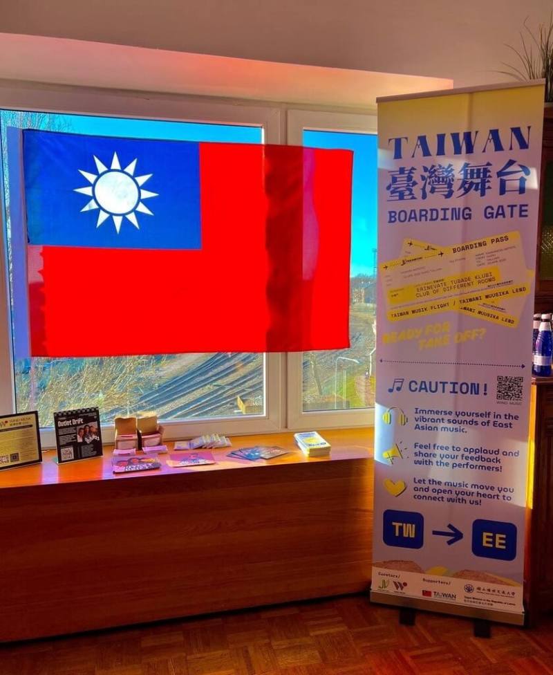 駐拉脫維亞代表處於「台灣舞台」演出前舉辦歡迎酒會，活動現場除布置台灣與愛沙尼亞兩國國旗外，現場文宣並印製中華民國（台灣）國名、國旗及駐拉脫維亞代表處英文全名。（駐拉脫維亞代表處提供）