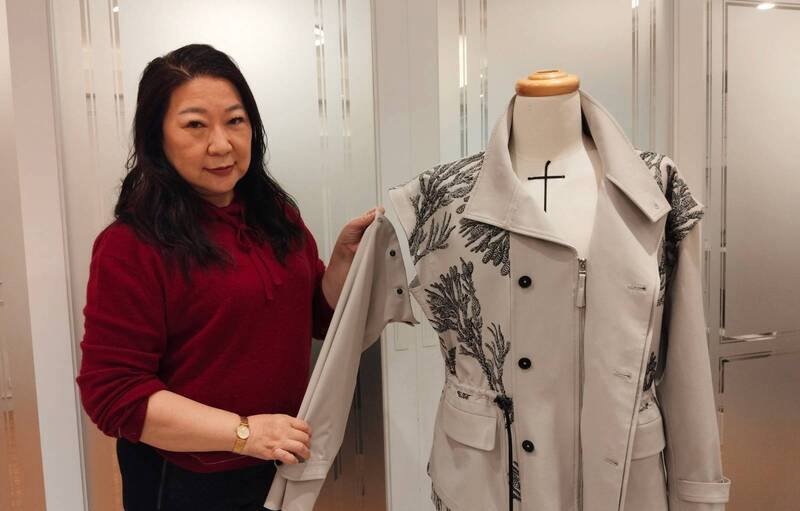 大阪世界博覽會將於13日登場，台灣以TECH WORLD館參展，設計師廖佳琳設計的導覽制服各利用20個暗釦與衣服無縫接合，讓外套長袖可取下變成背心，穿搭呈現多樣性