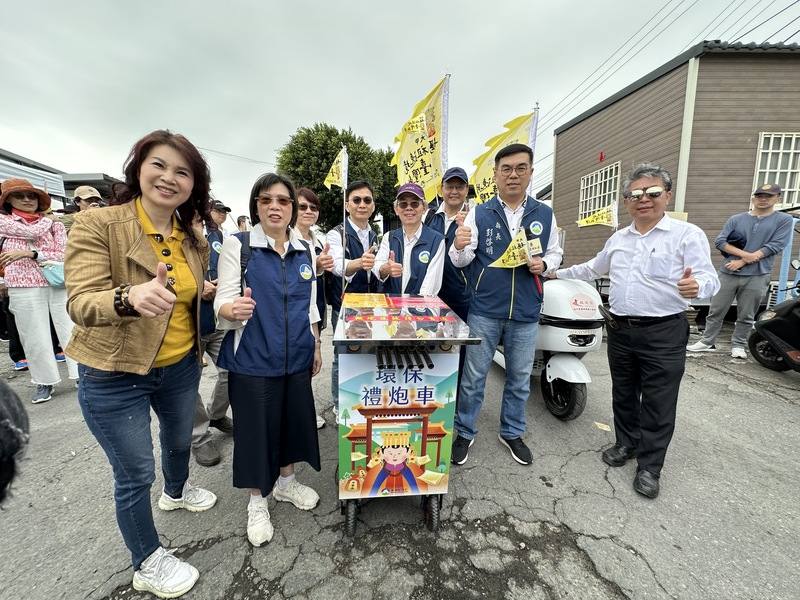 台中大甲鎮瀾宮媽祖遶境進香活動4日起駕，環境部長彭啓明（前右2）5日帶隊加入遶境行列，還出動環保禮炮車，宣導信仰與環境保護同行