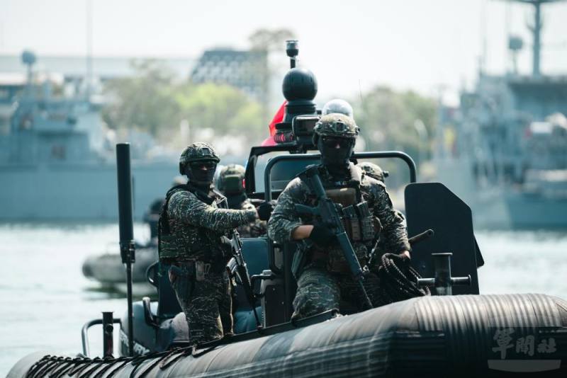兩棲偵搜大隊接獲命令後，迅速出動實施防禦性布雷戒護任務