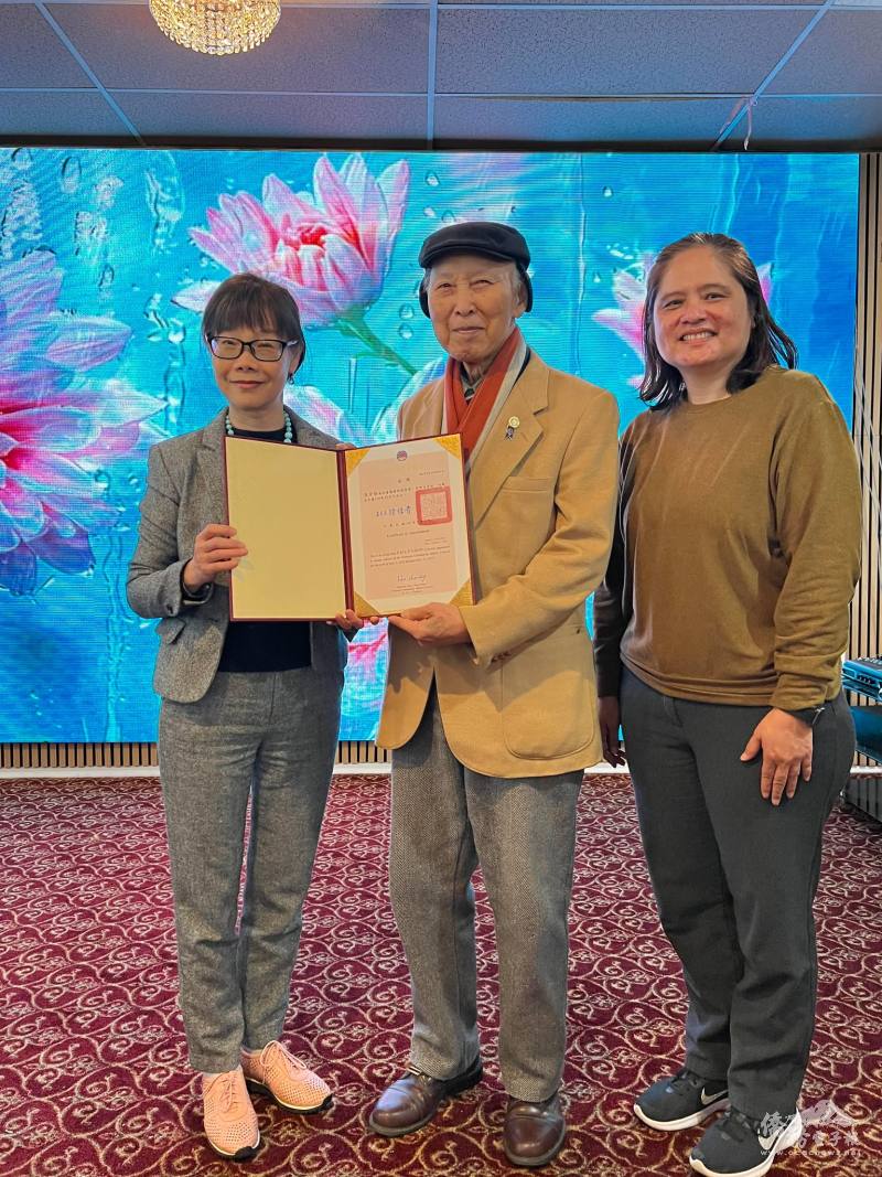 陳碧蓮頒發僑務諮詢委員續聘書