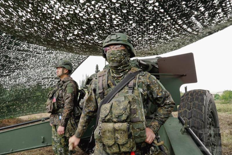 發射手拉下火繩，順利完成演練