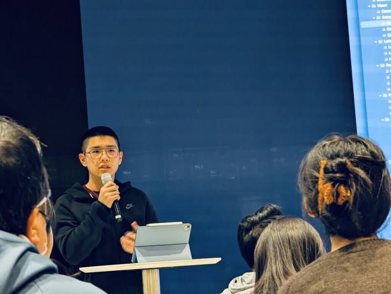 中原大學資訊工程系一年級學生江竑燁（左2）設計SwiftHub App，獲得今年蘋果Swift Student Challenge程式設計學生挑戰賽大獎，他在課業之餘擔任iOS軟體工程師，為未來職涯鋪路。（江竑燁提供）