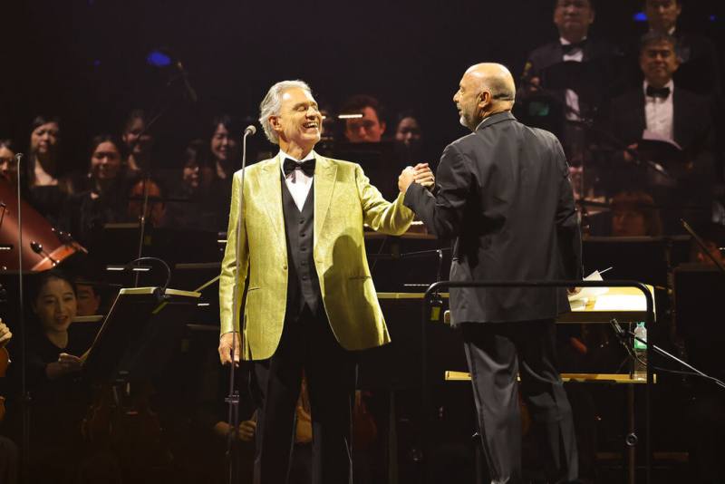 睽違10年，跨界男高音安德烈．波伽利（Andrea Bocelli）（左）4日晚間首登台北大巨蛋開唱，吸引超過3萬樂迷前往朝聖。（牛耳藝術提供）