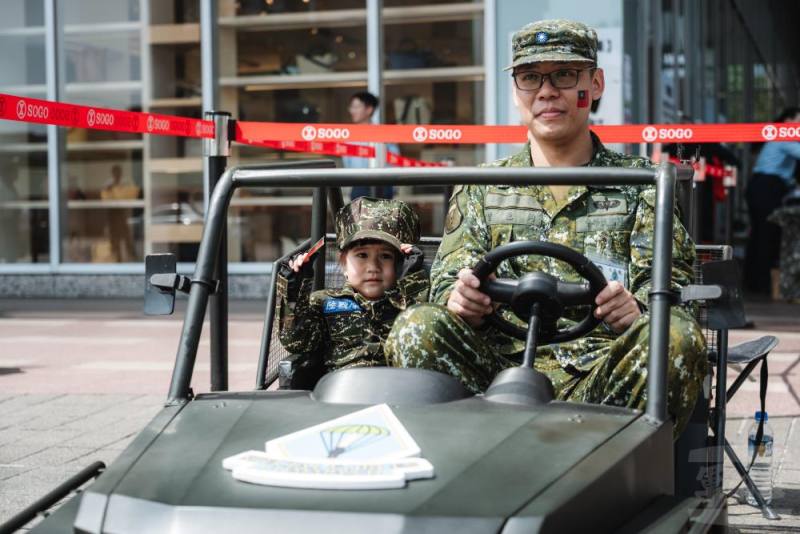 小朋友穿上軍服並實地體驗乘坐迷你突擊車