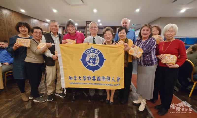 世界國際傑人會總會處長廖慶祥〈左五〉、世界國際傑人會副總長兼加拿大國際傑人會總會長鄭秀明〈左六〉、蒙特婁分會鄧倩麗會長〈左四〉、蒙特婁分會副會長孫秀慧〈右五〉與理事們合照，每人手持鄭秀明致贈的精美禮物