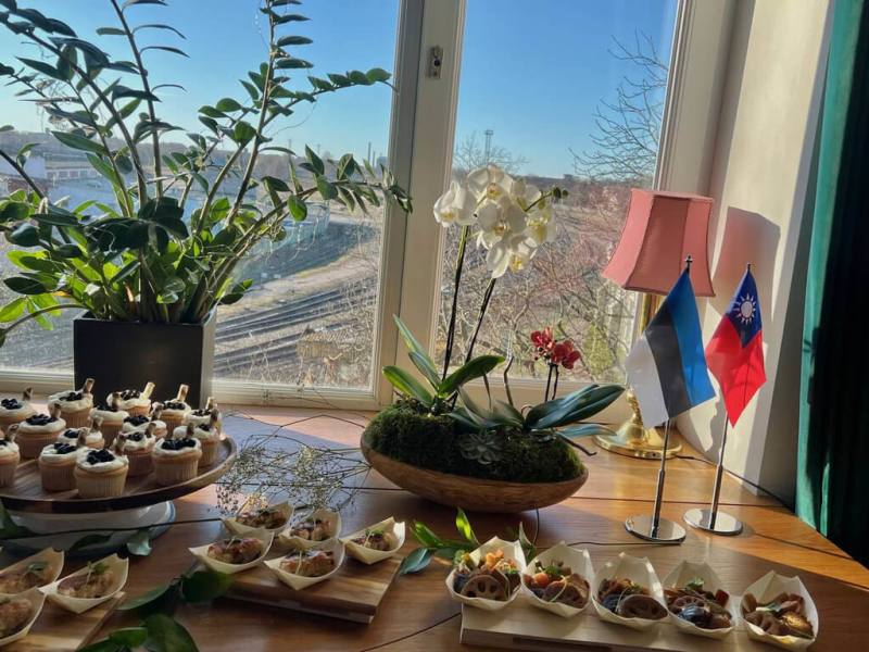 駐拉脫維亞代表處特別商請旅居愛沙尼亞僑胞林怡廷為歡迎酒會準備刈包、滷味及珍奶杯子蛋糕招待與會樂迷，現場充滿溫馨的台灣味。（駐拉脫維亞代表處提供）