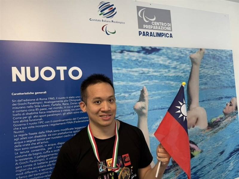 Leland Lee poses with a Republic of China (Taiwan) flag after winning 2nd place in an artistic swimming competition in Rome on Saturday. Photo courtesy of Chien Ching-hui April 5, 2025