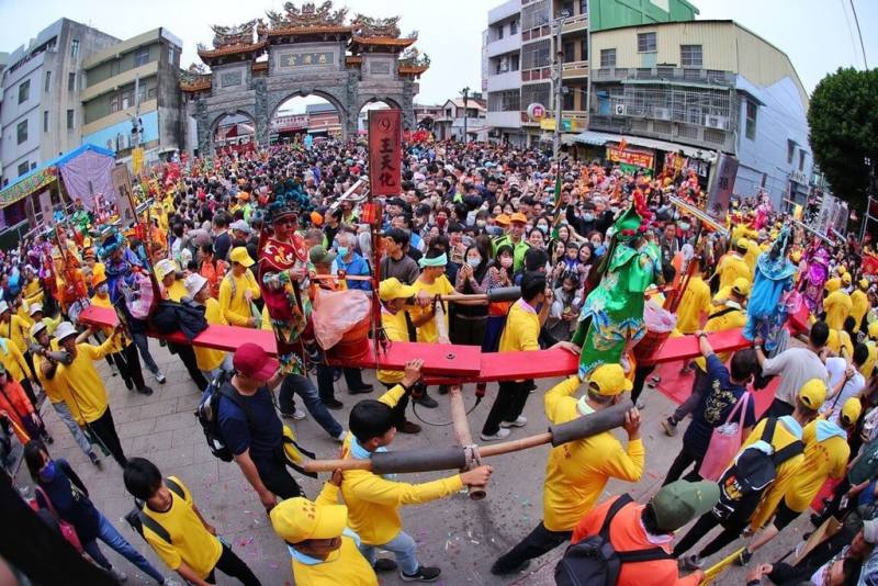 國家重要民俗「學甲上白礁」5日登場，全國各地保生大帝分靈宮廟、陣頭齊集台南學甲慈濟宮，場面相當熱鬧。（學甲慈濟宮提供）