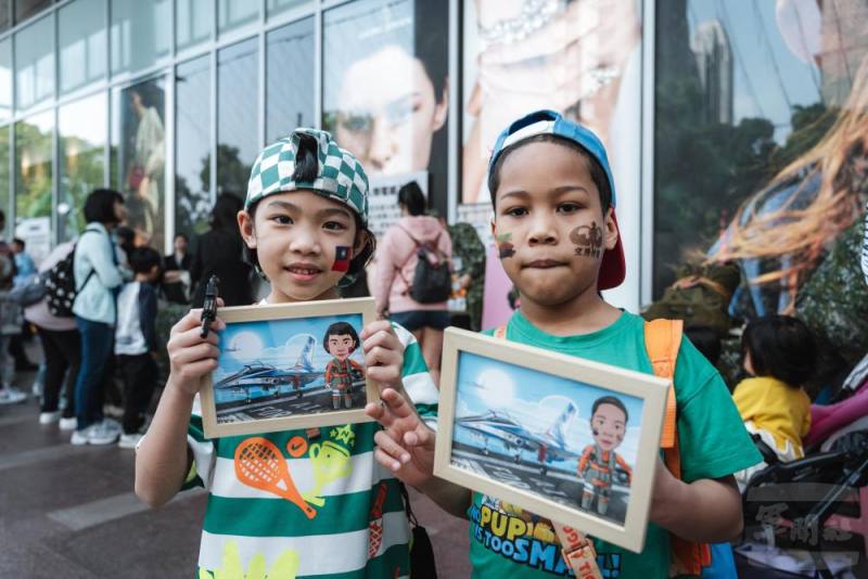 官兵幫小朋友拍照、繪製成Q版軍人肖像並裝訂成小相框