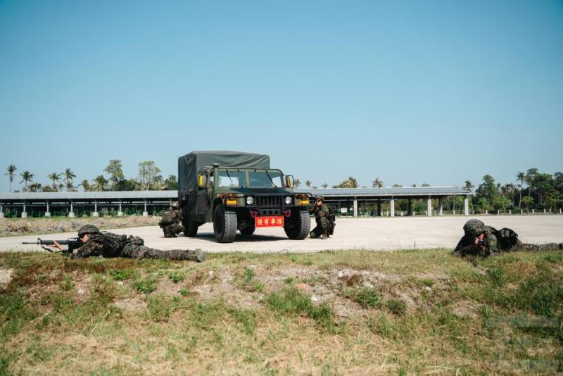 戒護營抵達戒護陣地後，車組成員迅速下車實施警戒