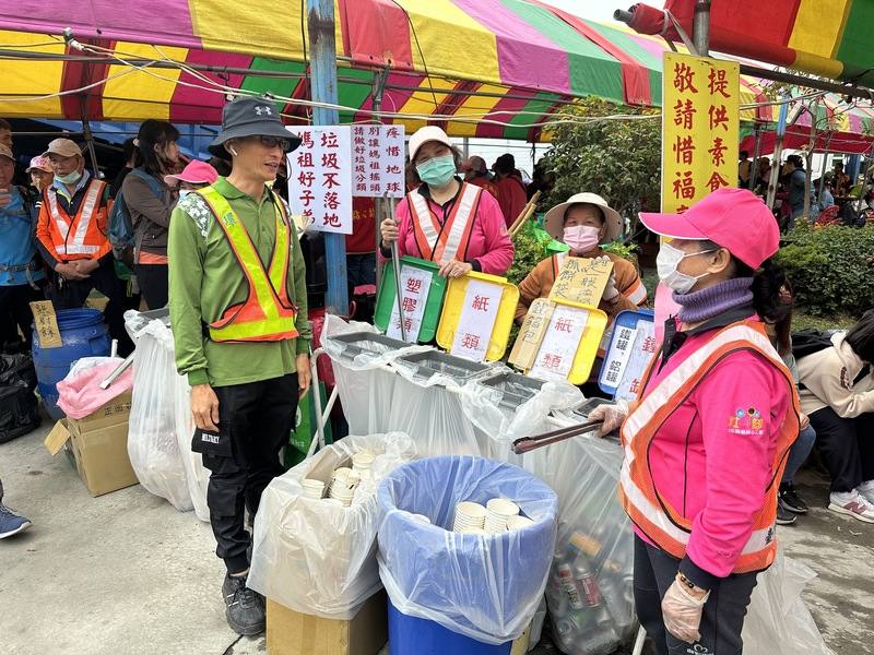 台中大甲媽祖遶境進香，環境保護志工現場宣導垃圾減量、分類，讓信仰與環保同行