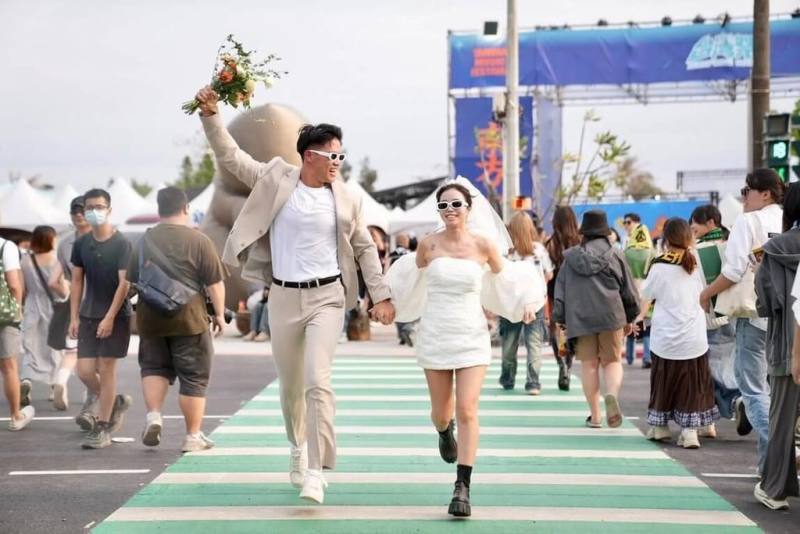 一年一度南國音樂盛事「台灣祭」5日迎接最終日，今年台灣祭場邊上演浪漫插曲，一對新人113年在活動中相識，時隔1年後特地重回活動現場拍攝幸福婚紗照。（屏東縣政府傳播暨國際事務處提供）