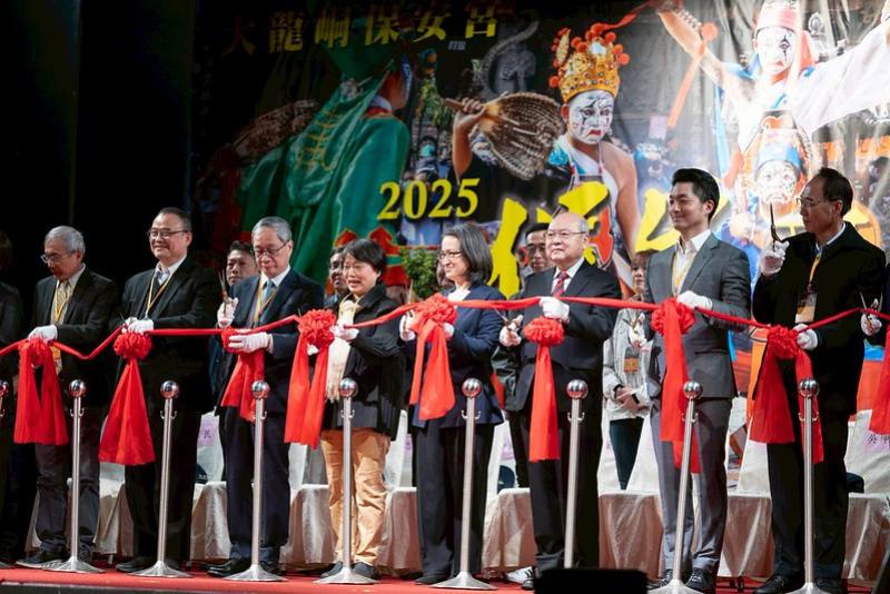 副總統與現場貴賓共同剪綵