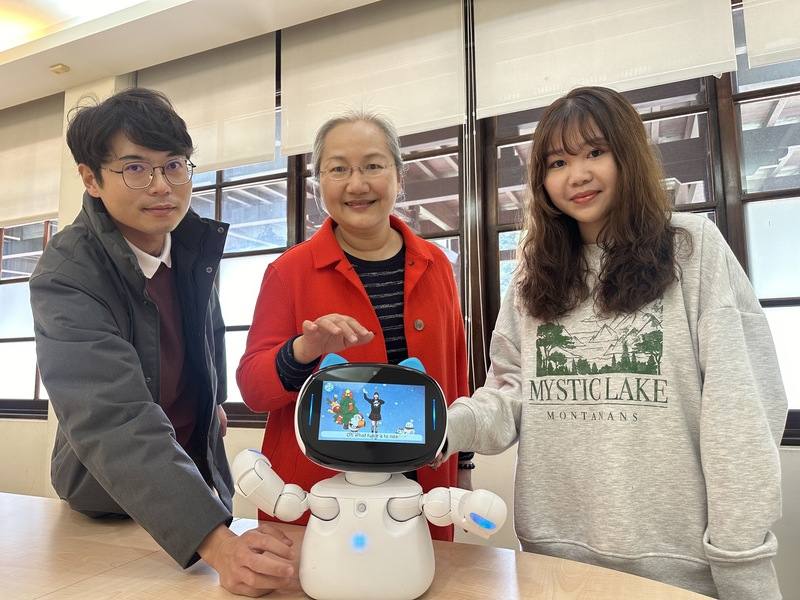東海大學規劃透過機器人進行語言教學，融合AI開啟新教學模式。圖為東海文學院院長周玟慧（中）、中文系博士生蕭崇聖（左）、外文系學生葉可眉（右）