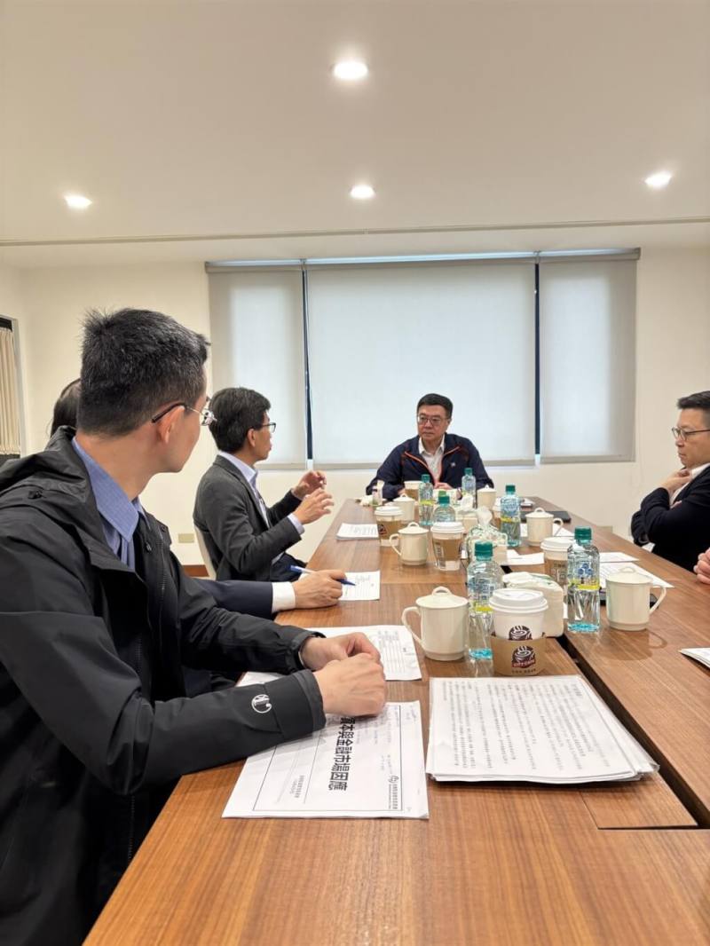 行政院長卓榮泰（中）6日於官邸召開會議，邀金管會等單位針對國內股市可能的較大波動進行沙盤推演。（行政院提供）