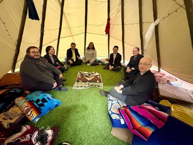 加拿大和台灣都重視原住民福祉，駐加代表曾厚仁（右2）多次走訪加拿大原民部落，期盼即將登場的「印太原住民族繁榮發展」國際研討會進一步打開多邊合作的契機。（駐加代表處提供）