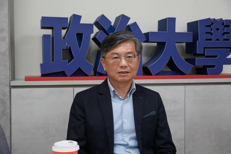 政治大學AI跨域中心主任劉吉軒接受中央社專訪指出，政大開設「微學程」，以AI工具的應用面為主，並透過專題實作課程，讓來自不同領域的學生，都能把AI應用於自身專業