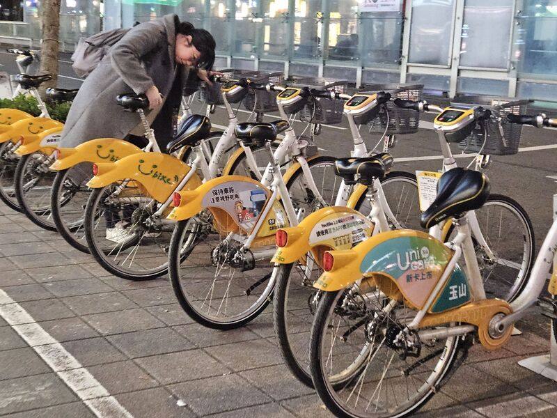 公共自行車的出現帶來代步便捷性，同時卻藏著安全疑慮，通勤族盼業者提供附帽出租；專家指出，海外已有自動安全帽租借機成功案例可借鏡