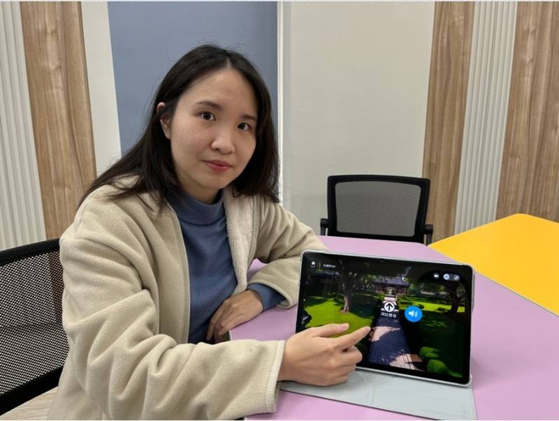 元智大學中國語文學系碩士班學生張恩瑜，透過AI設計出還原古典小說紅樓夢裡大觀園的360環景影像，結合VR進行遊戲、導覽，讓使用者能真的「走進」大觀園