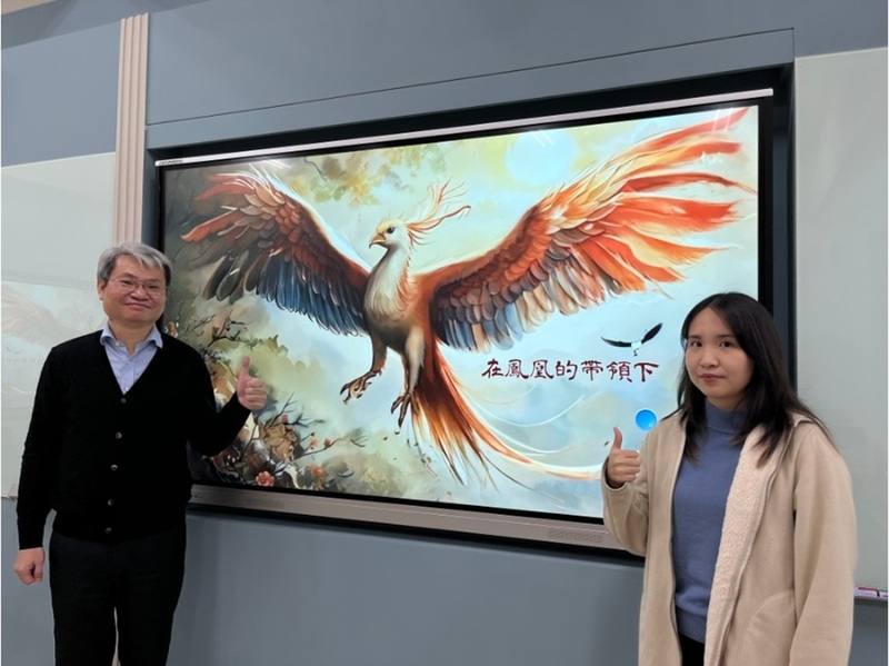 元智大學中國語文學系老師黃智明（左）將AI融入教學，例如將AI應用拓展至文化資料庫建置與知識圖譜生成；元智大學中國語文學系碩士班學生張恩瑜（右）也將AI結合創作應用