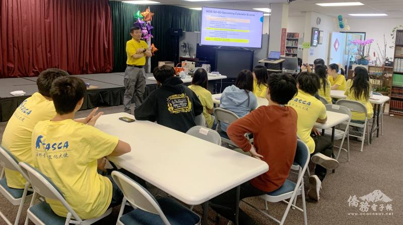 諮詢導師吳俊毅(站立者)詳細說明上半年活動