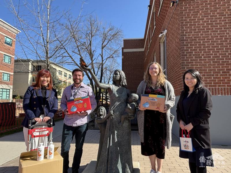 WCA收容中心外的婦女與兒童雕像